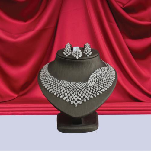 طقم ذهب ابيض عيار 18 الوزن 77.83 جم