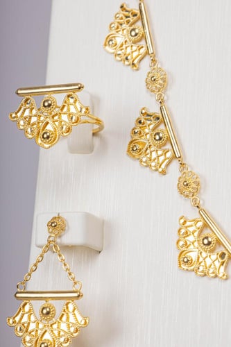 طقم كرسي مع الخناقي ذهب تصميم بحريني عيار 21 الوزن...