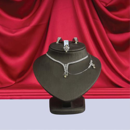 طقم ذهب ابيض عيار 18 الوزن 14.86 جم