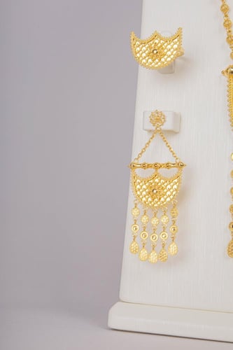 طقم مرية مع الخناقي ذهب تصميم بحريني عيار 21 الوزن...