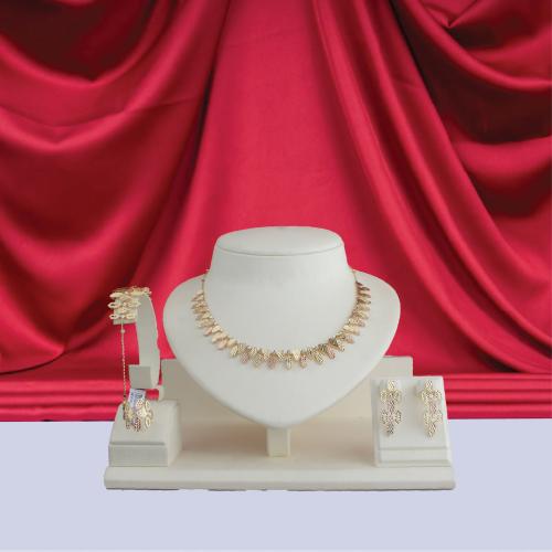 طقم ذهب تصميم إيطالي عيار 18 الوزن 20.35 جم