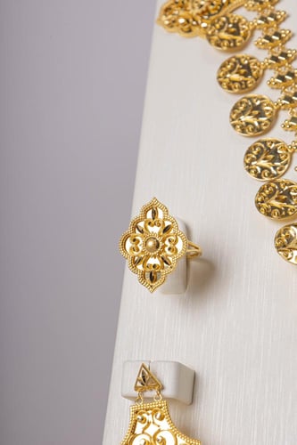 طقم سيتمي مع الخناقي ذهب تصميم بحريني عيار 21 الوز...