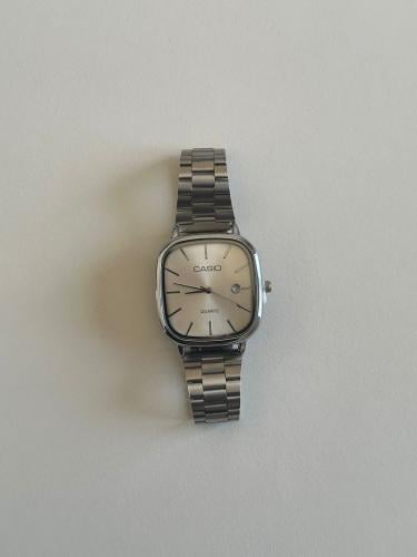 ساعة لون فضي- ميناء بيج