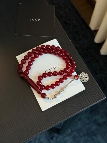 سبحة باللون الاحمر العنابي