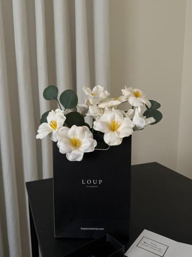 كيس الورد - مع منتج مجاني من اختيارك