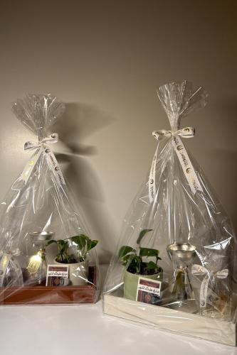 صينيه جلد+بوتس+علبه شوكلت+مبخره+خاتم تسبيح مع كرت