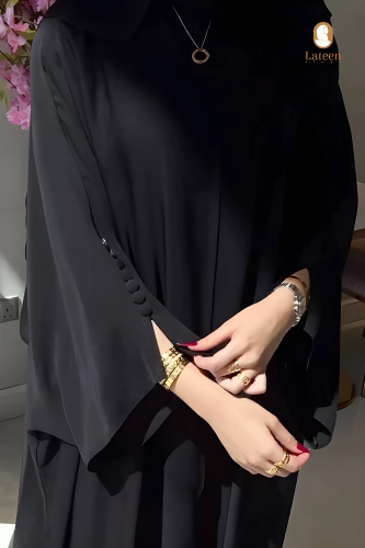 عباية بشت سادة سوداء مزينة بازرار على الاكمام - لت...
