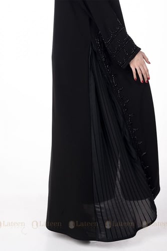 عباية كسرات بتطريز شك أسود على الأكمام والصدر والج...