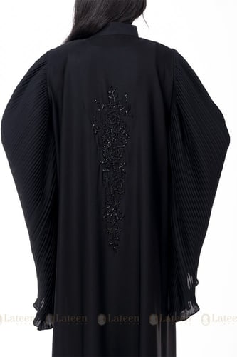 عباية كم كسرات مطرزة من الامام والخلف- لتين