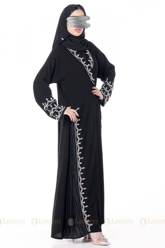 عباية كسرات بتطريز شك أبيض على الأكمام والصدر والج...