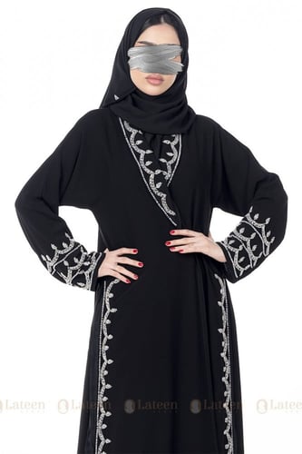 عباية كسرات بتطريز شك أبيض على الأكمام والصدر والج...