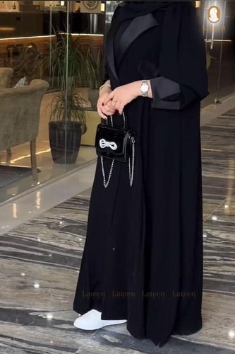 عباية بليزر اسود بكسرات امامية مع ستان - لتين