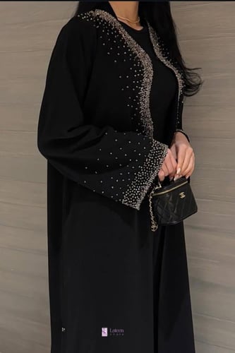 عباية مناسبات كريب ملكي شك يدوي على الصدر والاكمام...