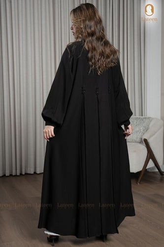 عباية سادة سوداء بكسرات ومزينة بازرار- لتين
