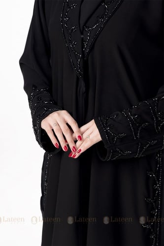 عباية كسرات بتطريز شك أسود على الأكمام والصدر والج...