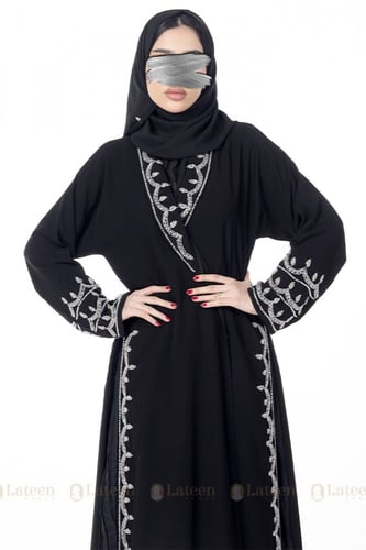 عباية كسرات بتطريز شك أبيض على الأكمام والصدر والج...