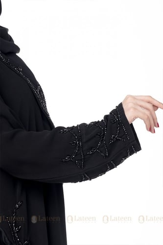 عباية كسرات بتطريز شك أسود على الأكمام والصدر والج...