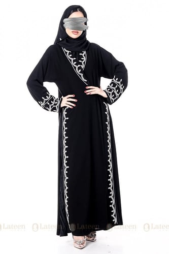عباية كسرات بتطريز شك أبيض على الأكمام والصدر والج...