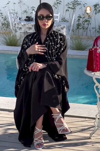 عباية بشت اسود شك وتطريز يدوي - لتين