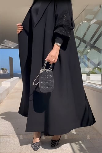 عباية بليزر اسود بجيوب واكمام مطرزة- لتين