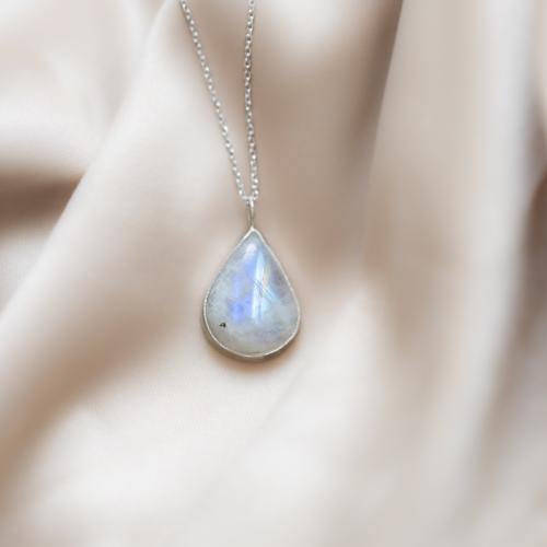 سلسلة من حجر القمر الطبيعي