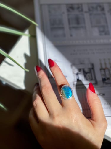 خاتم فضي مصنوع يدوياً من حجر الطاؤوس (اللابرادوريت...