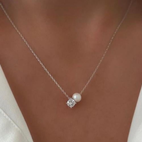 سلسلة من اللولو وحجر الموزنايت