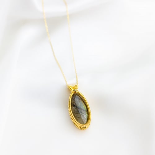 سلسلة من حجر اللابرادوريت ( الطاؤوس)