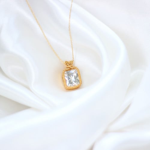 سلسلة من حجر الزركون الابيض