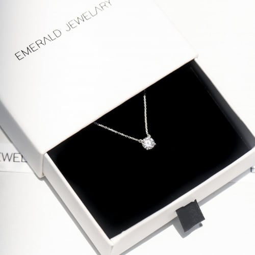 سلسلة من حجر الموزنايت الكريم