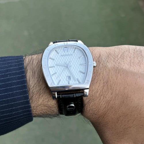 ساعة اقنز اللون الأسود