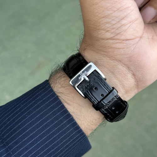 ساعة اقنز اللون الأسود