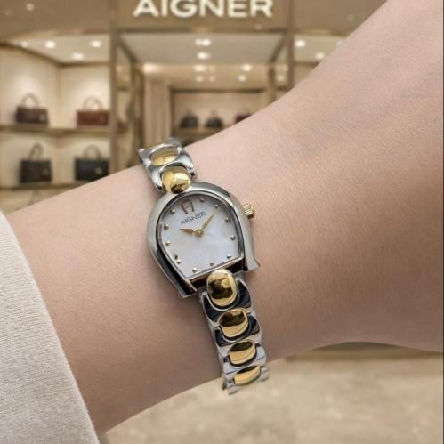 ساعة اقنر نسائي