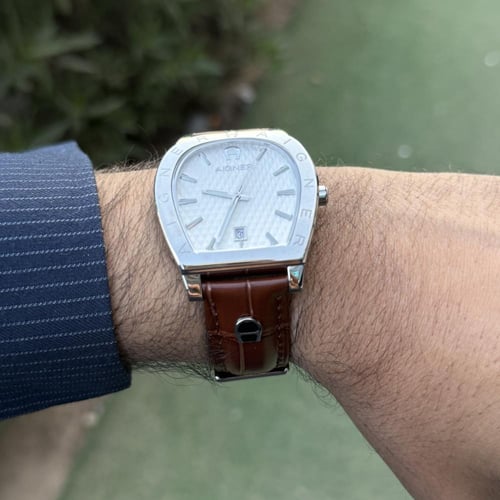 ساعة اقنر رجالي بني في فضي