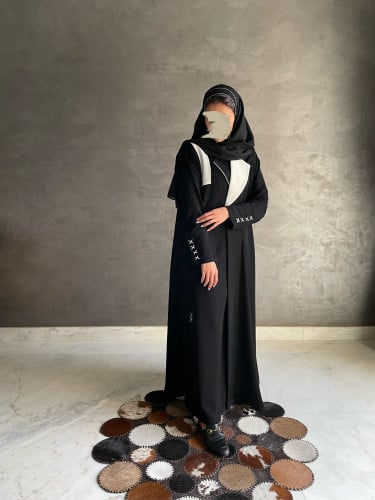 عباية كريب اسود وابيض بشك فالياقه والاكمام