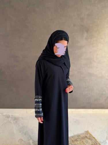 عباية كريب كحلي بشك فالاكمام والطرحه