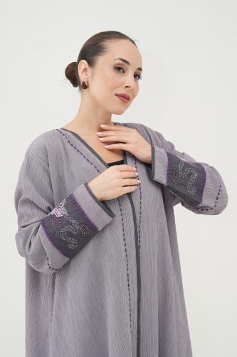 Linen abaya, crinkled, light purple, with a decorative detail on the sleeves