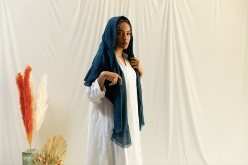 Linen hijab, petroleum, spread from the edges