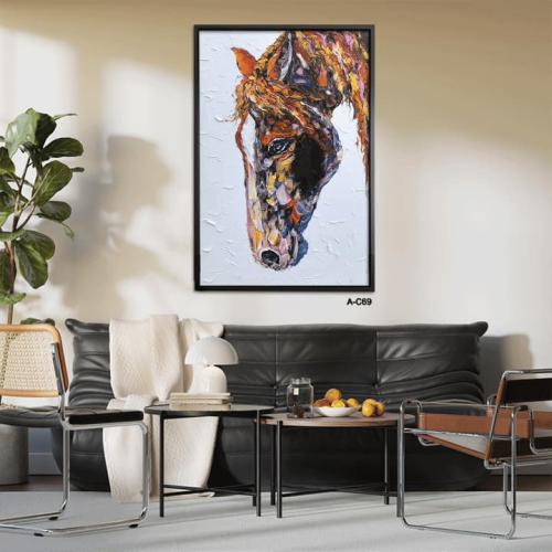 لوحة خيل جدارية جريئة تجسّد قوة الحصان وجماله بتدر...