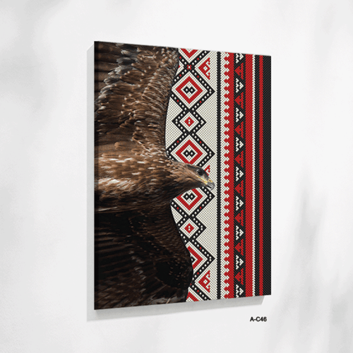 لوحة فنية لصقر محلق يفرد جناحيه بقوة، وشريط جانبي...