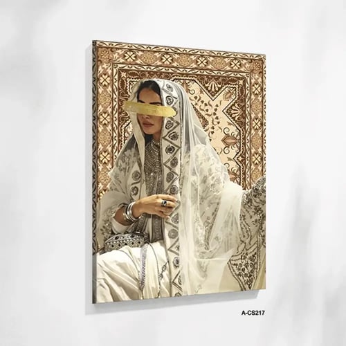 لوحة فنية تظهر سيدة عربية بزي تراثي أبيض مطرز