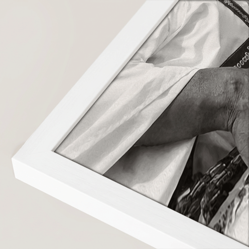 لوحة تراثية تعبّر عن الهوية السعودية الأصيلة، يظهر...