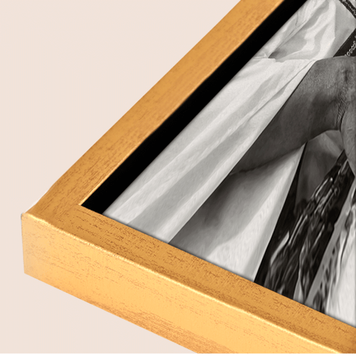 لوحة تراثية تعبّر عن الهوية السعودية الأصيلة، يظهر...