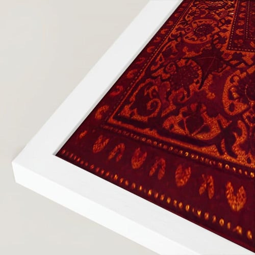 امرأة بزي تقليدي أنيق تمسك بحصان بني