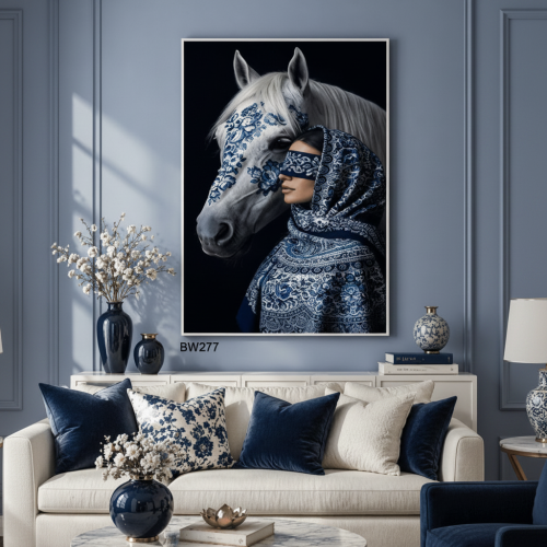 لوحة فنية لامرأة وخيل بنقوش زرقاء ملكية تجمع بين ا...