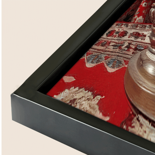 لوحة فنية تظهر صقراً ملكياً يقف بشموخ على قاعدة مع...