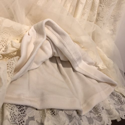 فستان ديور دانتيل مزين بياقة فرو وبروش مبطن فرو