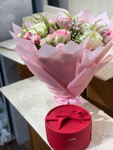 A bouquet with Heneverin chocolates