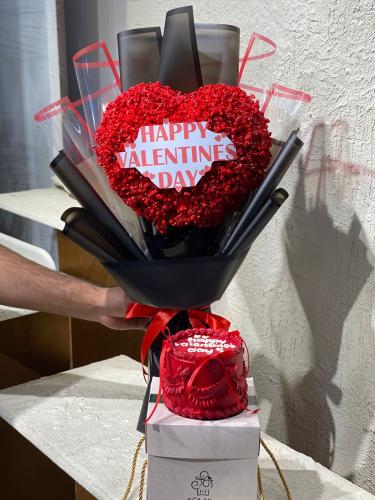 Heart bouquet with mini cake