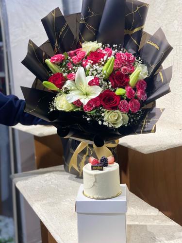 Bouquet with Candira cake